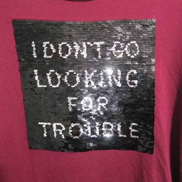 Harry Potter Burgundy Graphic Tee Sequined High Low Top Wizards Trouble Magic M - Picture 2 of 8